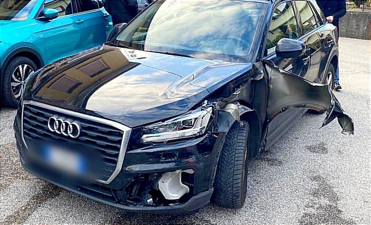 Immagine per Aurisina, scontro in centro tra Audi e Citroën: traffico in tilt